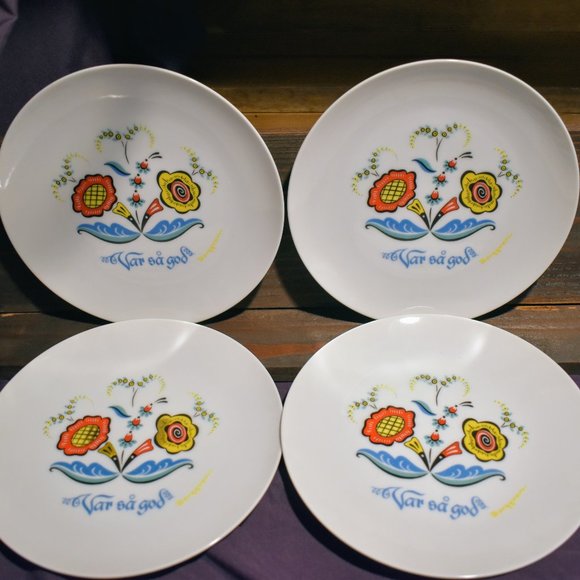 BERGGREN SWEDISH FLOWER 'VAR SÅ GOD' DESIGN 7 1/2 INCH PORCELAIN PLATE SET (4) - Picture 2 of 5